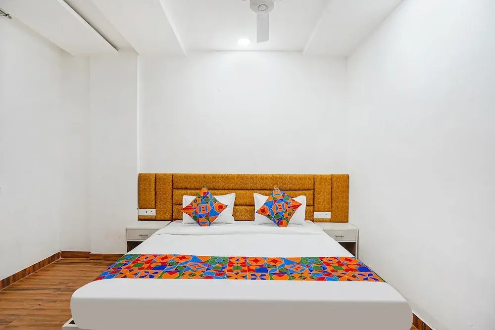 Нойда: Fabhotel Wamson