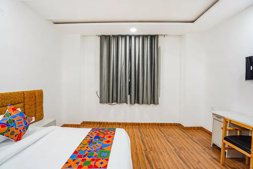 Нойда: Fabhotel Wamson