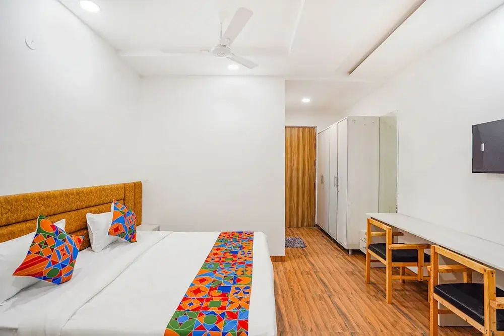Нойда: Fabhotel Wamson