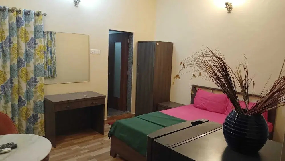 Анджуна: Colors Guest House