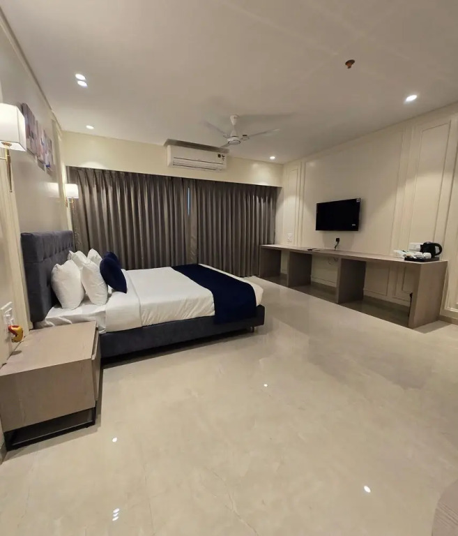 Чандрапур: Western Hotel
