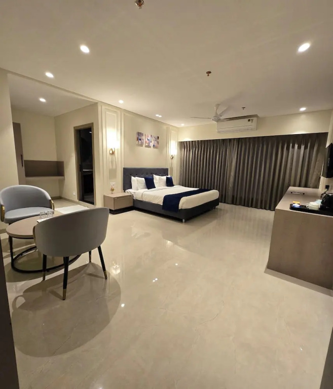 Чандрапур: Western Hotel