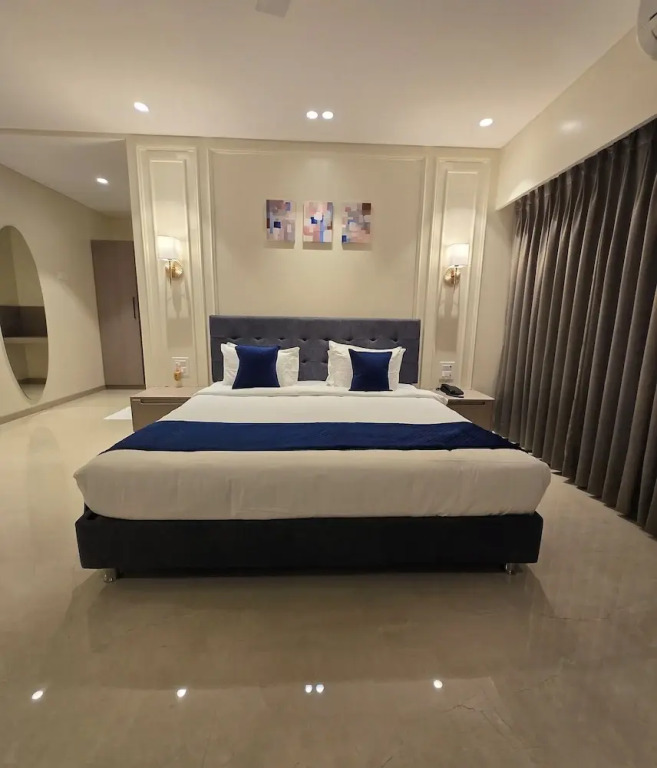 Чандрапур: Western Hotel
