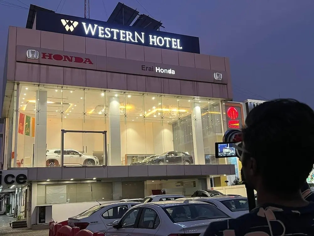 Чандрапур: Western Hotel