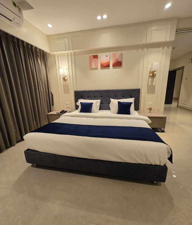 Чандрапур: Western Hotel