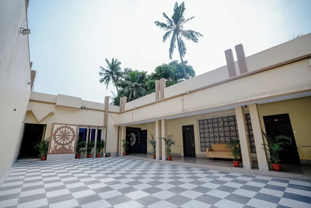 Пури: Chanduka Palace