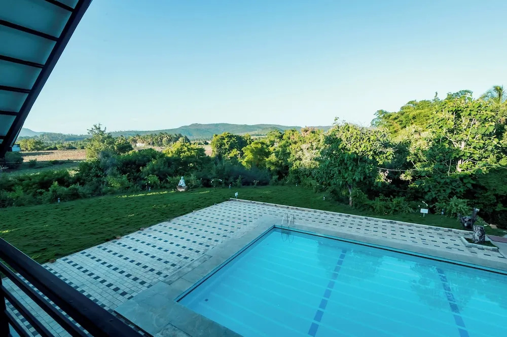 Devanur: Commune18 Resorts