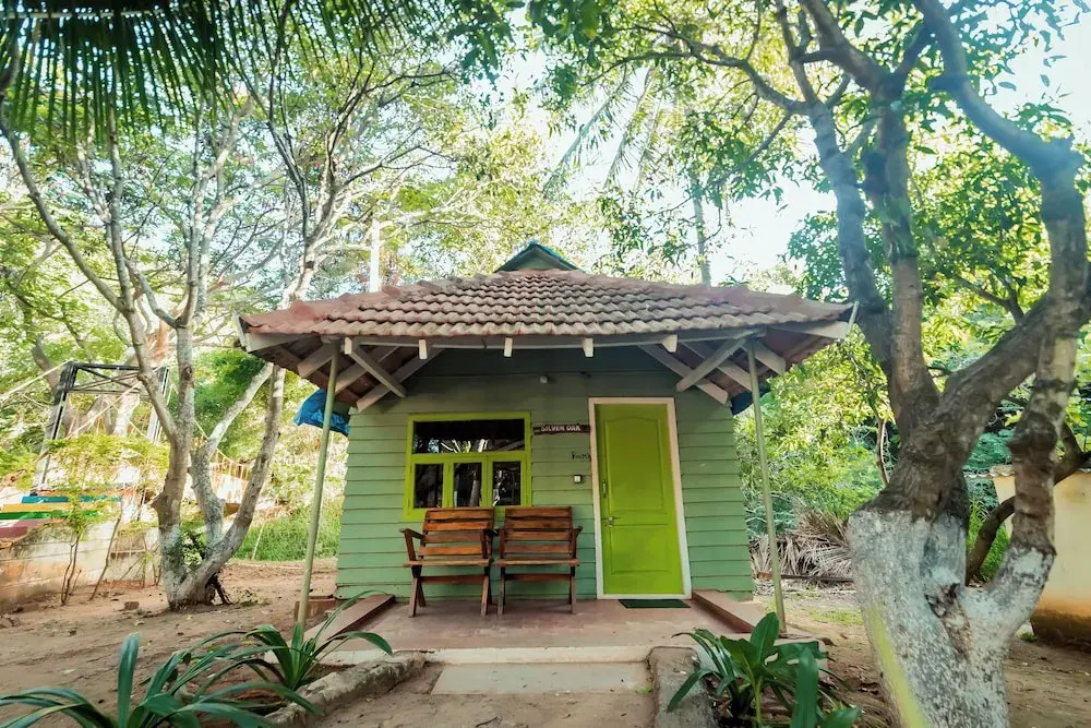 Devanur: Commune18 Resorts