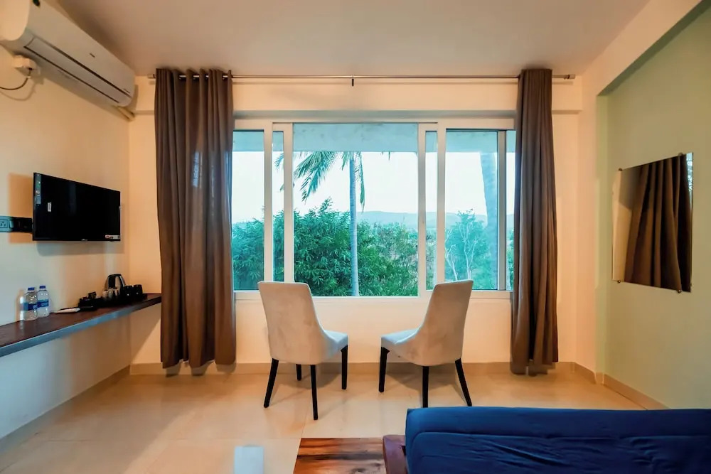 Devanur: Commune18 Resorts