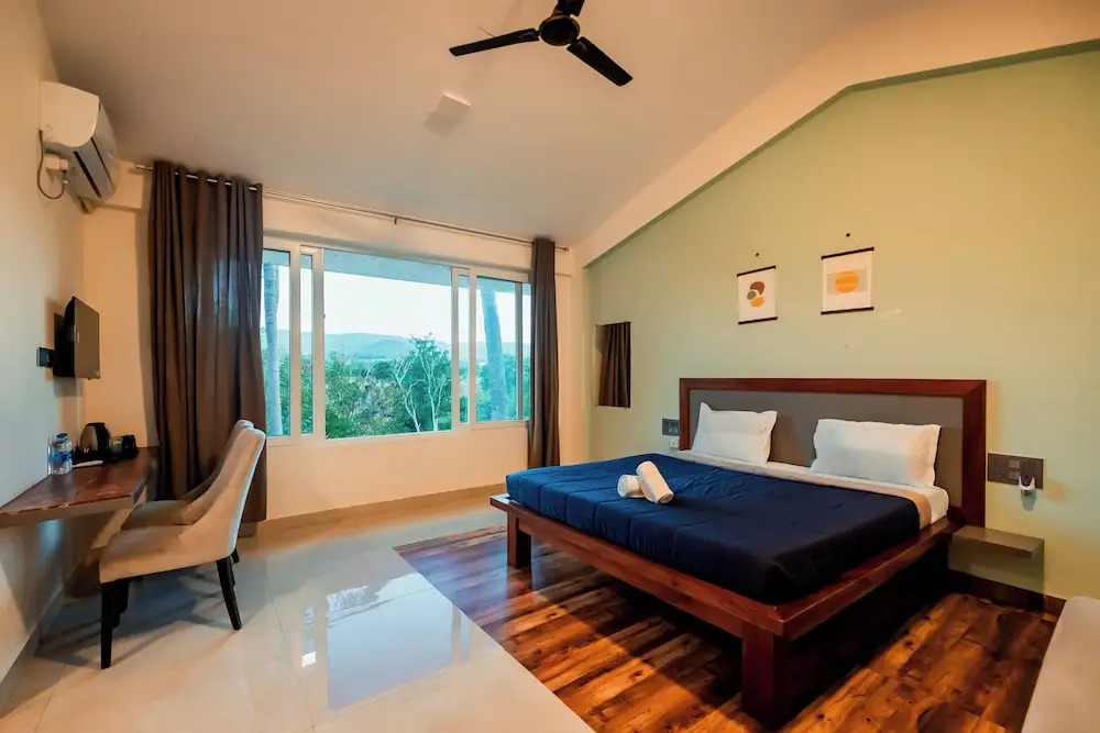 Devanur: Commune18 Resorts