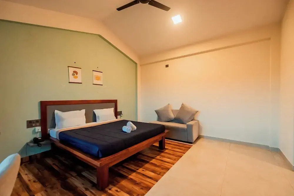 Devanur: Commune18 Resorts