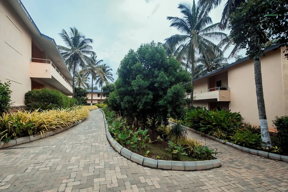 Devanur: Commune18 Resorts