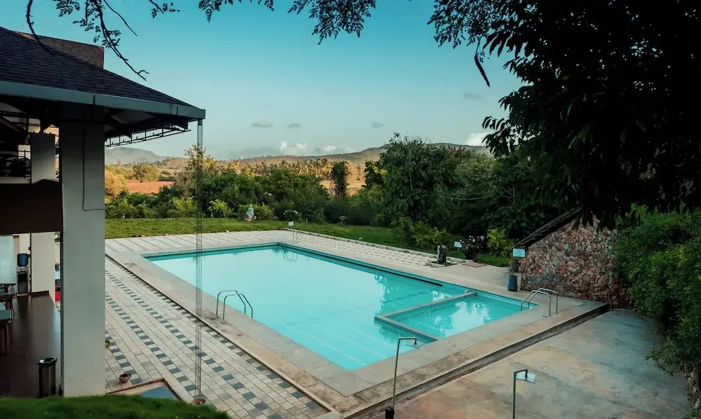 Devanur: Commune18 Resorts