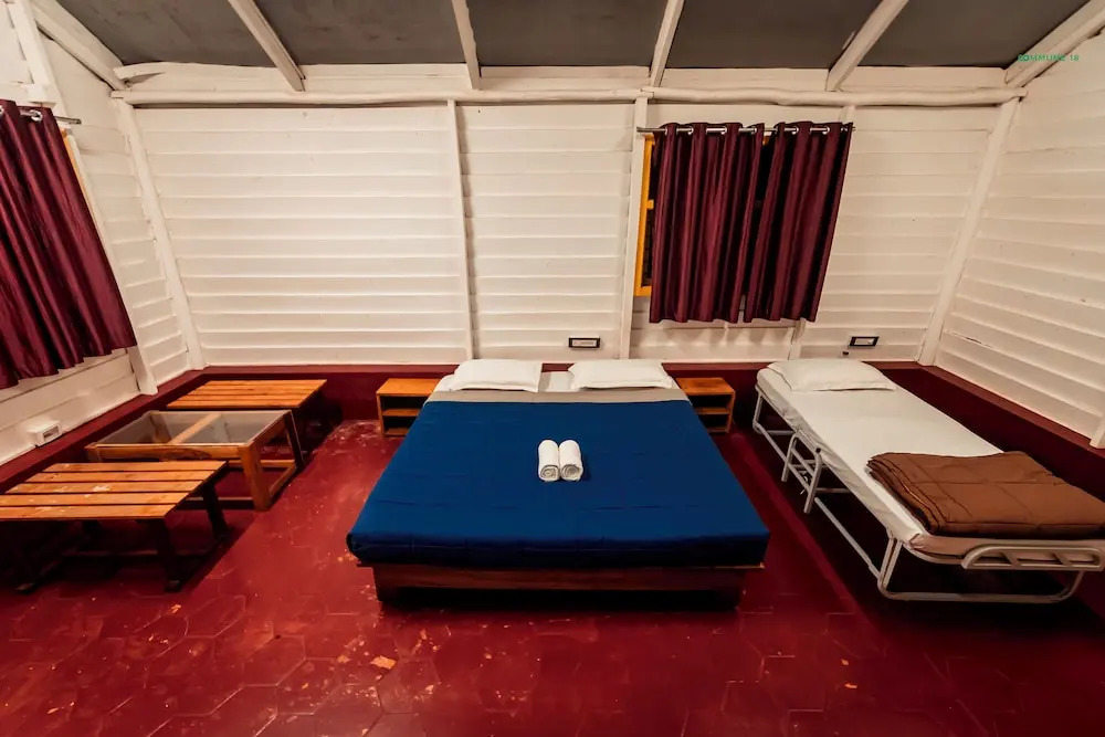 Devanur: Commune18 Resorts