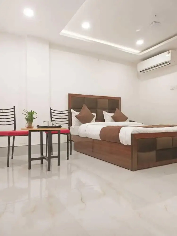 Индаур: Hotel Shiv