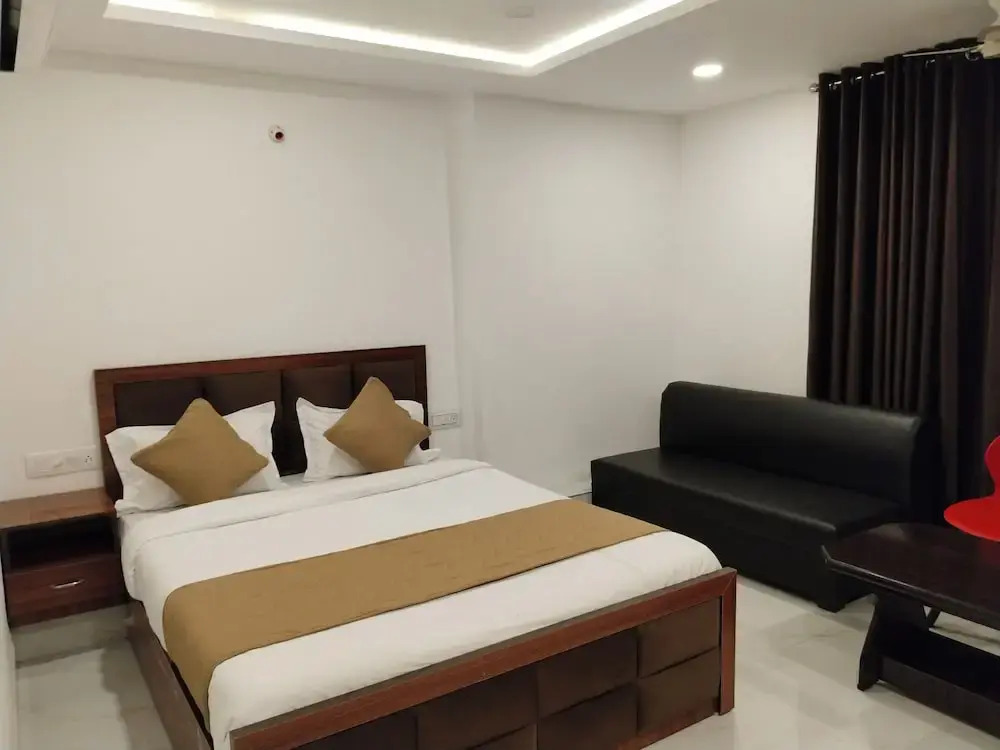 Индаур: Hotel Shiv