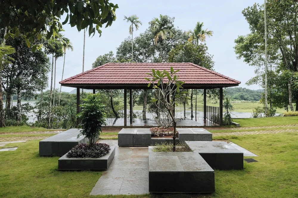 Султан-Батери: Sterling Lontano Waterfront Wayanad