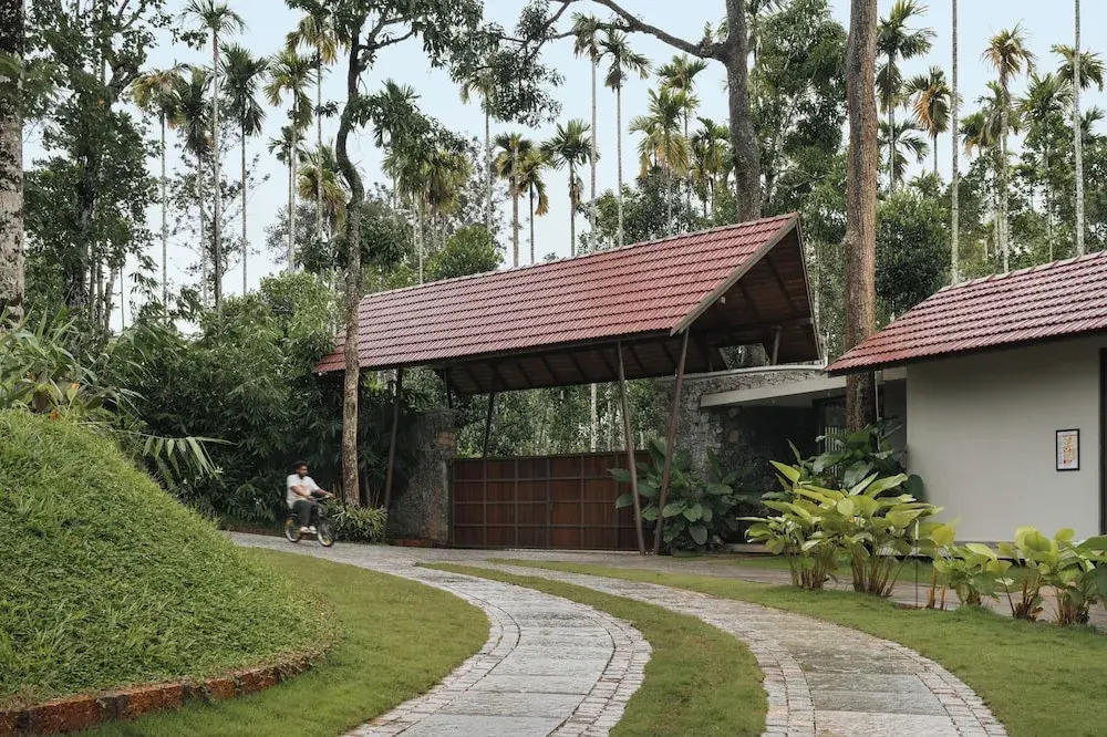 Султан-Батери: Sterling Lontano Waterfront Wayanad