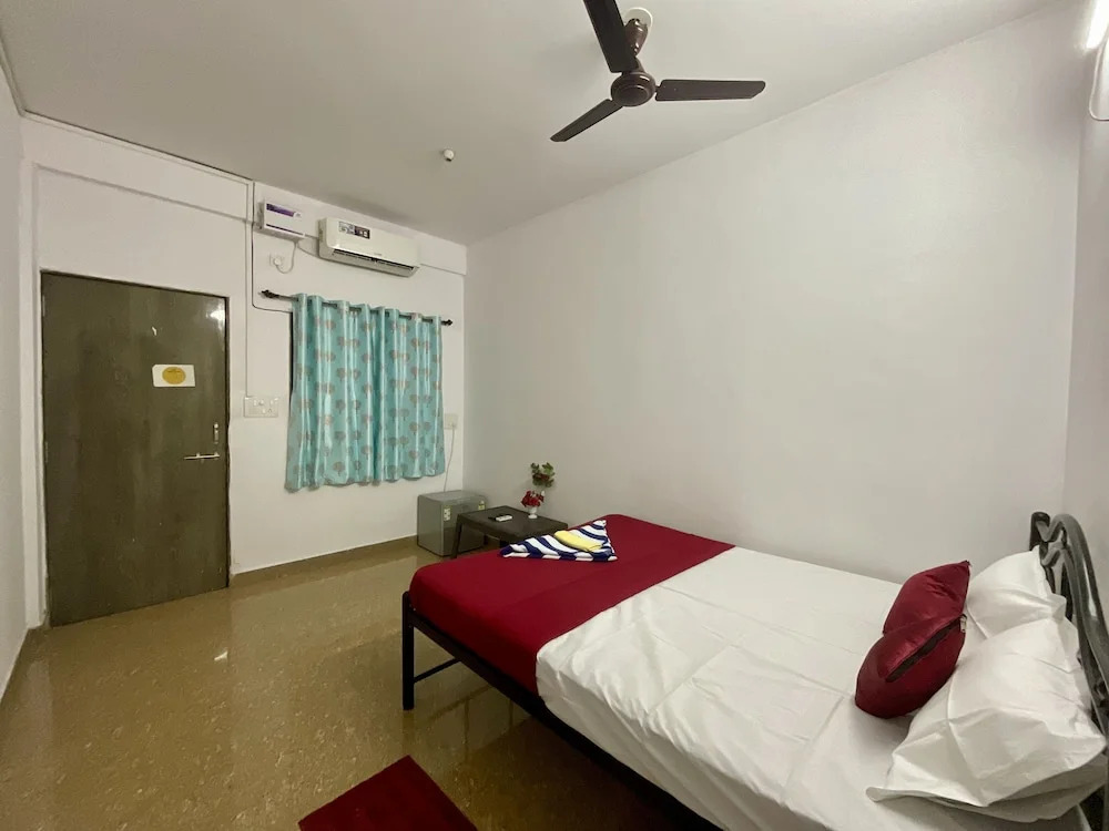 Арамбол: God Gift Hostel