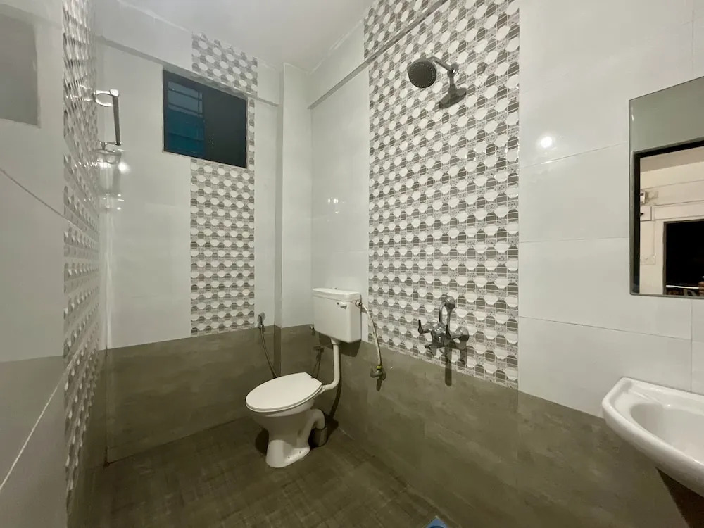 Арамбол: God Gift Hostel