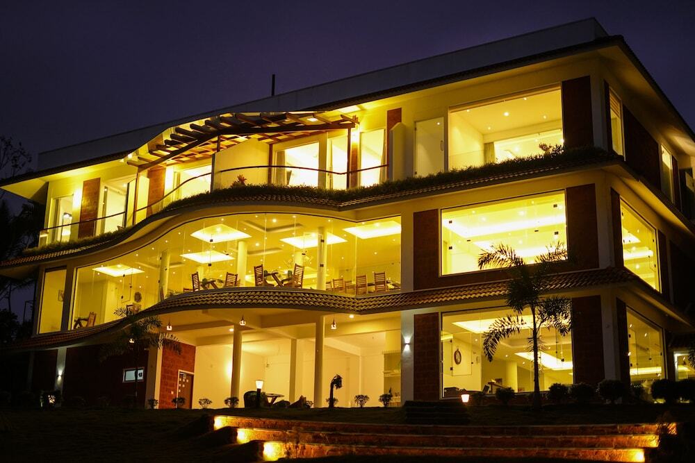 Султан-Батери: Room in Guest Room - Lakerose Wayanad Resort - Superior Lake View