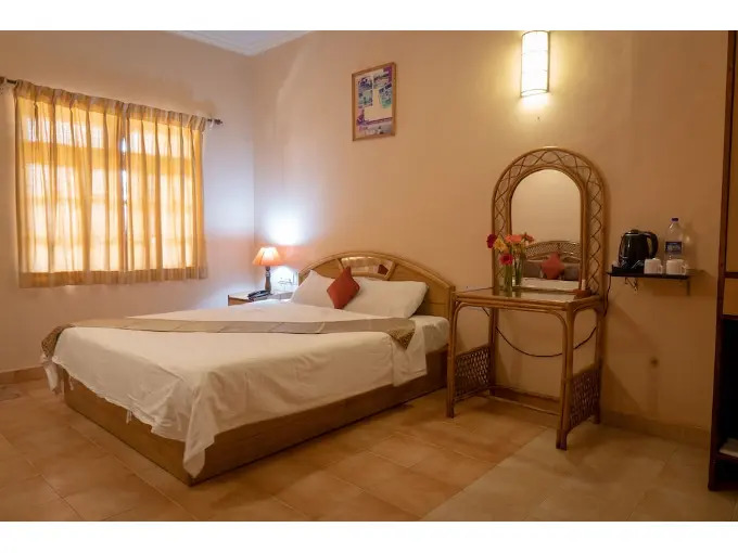 Вагатор: Alcove Beach Resort