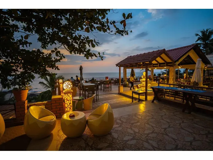 Вагатор: Alcove Beach Resort