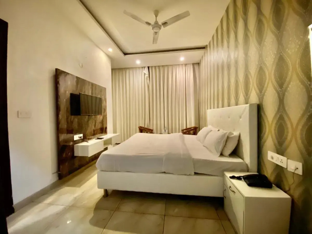 Зиракпур: Hotel Hollywood - Family Hotel
