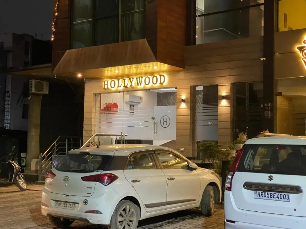 Зиракпур: Hotel Hollywood - Family Hotel