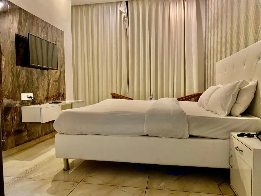 Зиракпур: Hotel Hollywood - Family Hotel