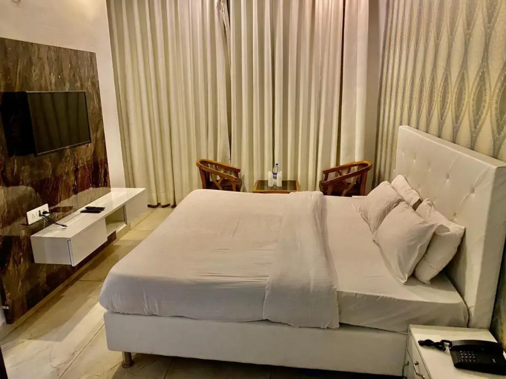 Зиракпур: Hotel Hollywood - Family Hotel