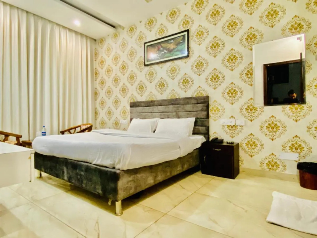 Зиракпур: Hotel Hollywood - Family Hotel