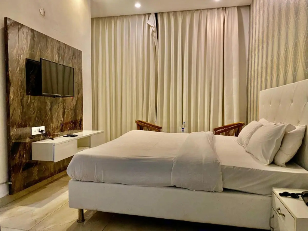 Зиракпур: Hotel Hollywood - Family Hotel