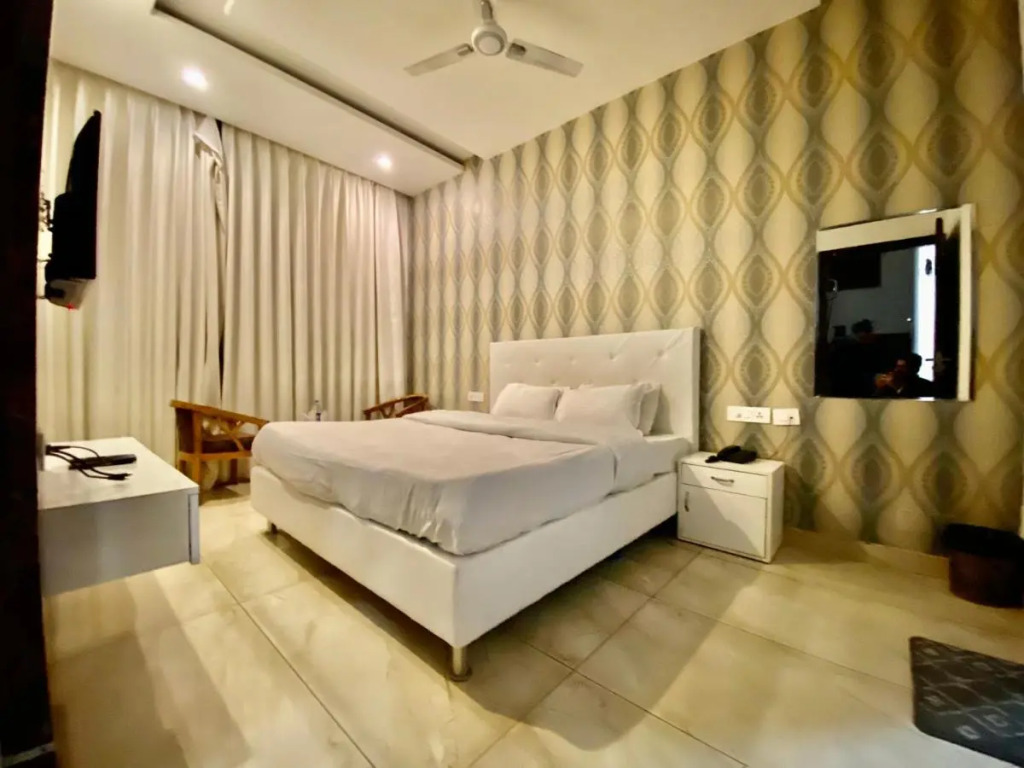 Зиракпур: Hotel Hollywood - Family Hotel
