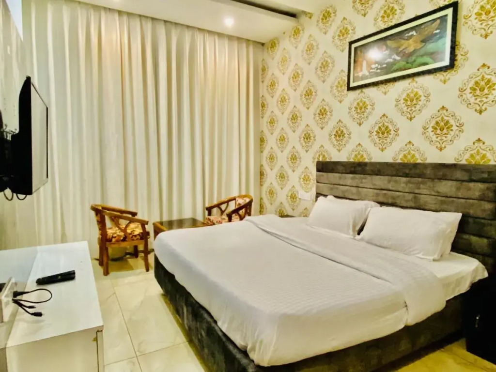 Зиракпур: Hotel Hollywood - Family Hotel