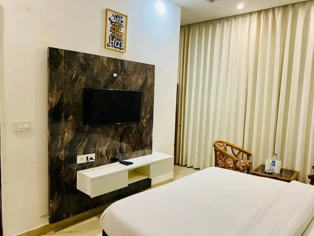 Зиракпур: Hotel Hollywood - Family Hotel