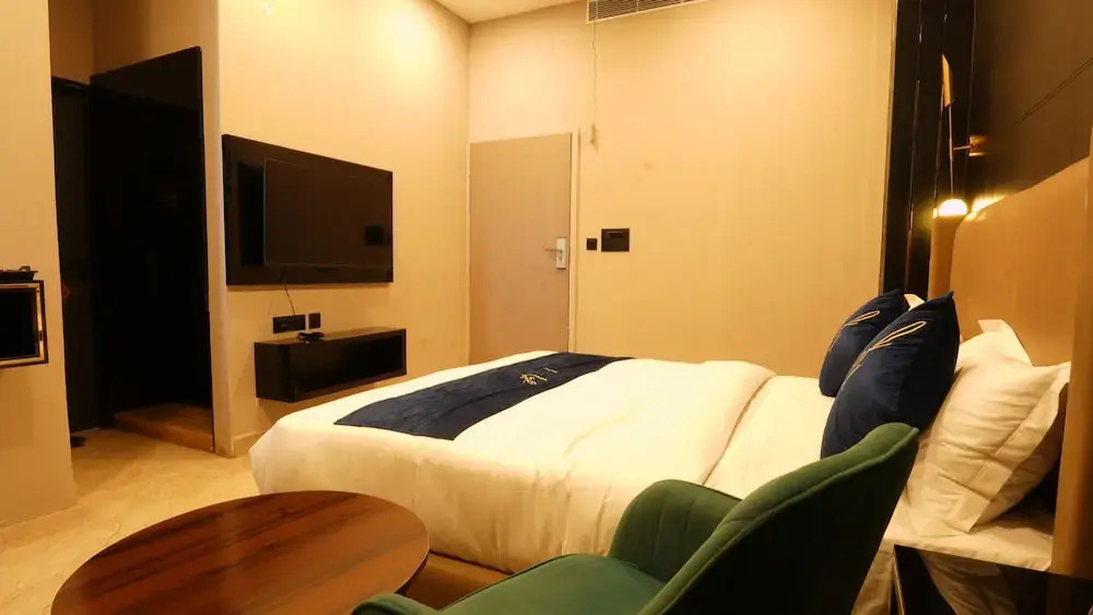 Нойда: Aquila Grand Suites