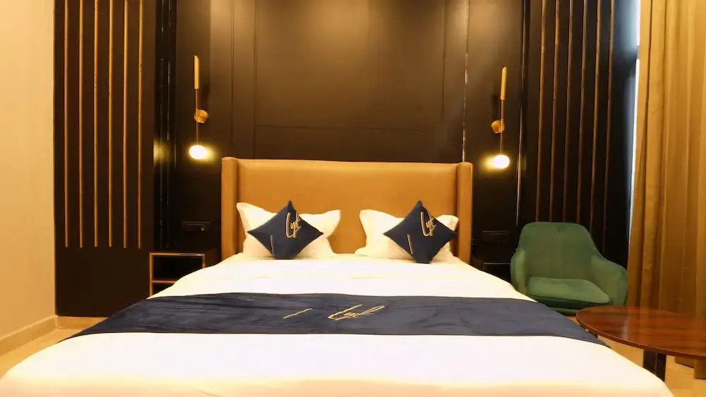 Нойда: Aquila Grand Suites