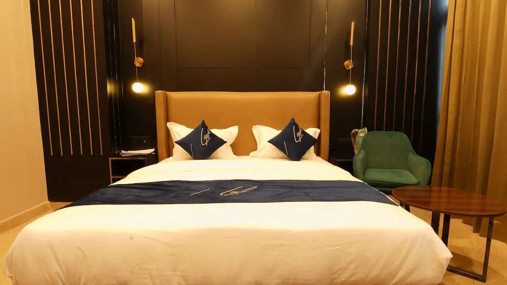 Нойда: Aquila Grand Suites
