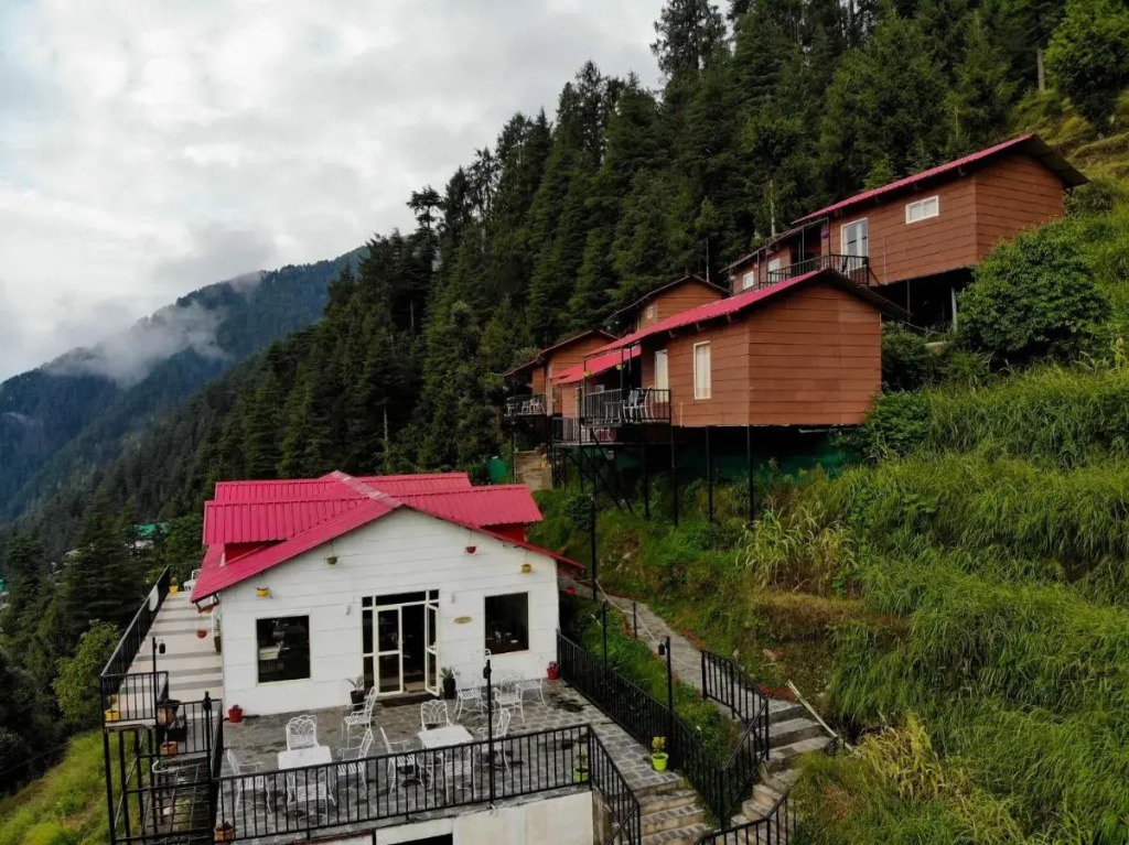 Чамба: Aaroham by Aamod Dalhousie Luxury Cottage Resort