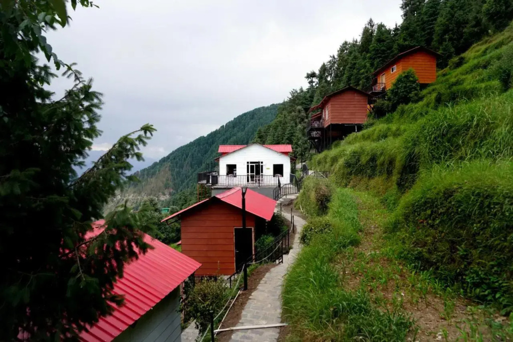Чамба: Aaroham by Aamod Dalhousie Luxury Cottage Resort