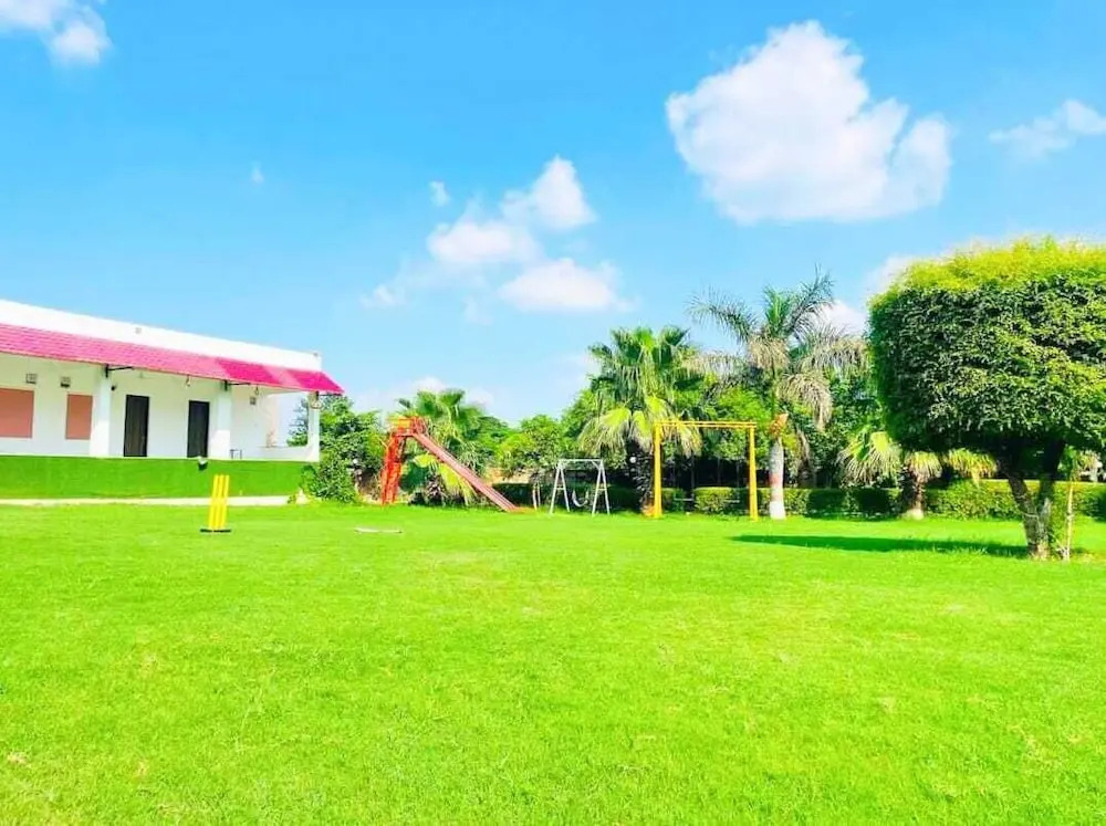 Гуруграм: Kingfisher Luxury Resort