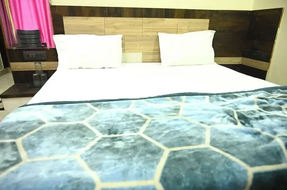 Газиабад: Hotel Crystal