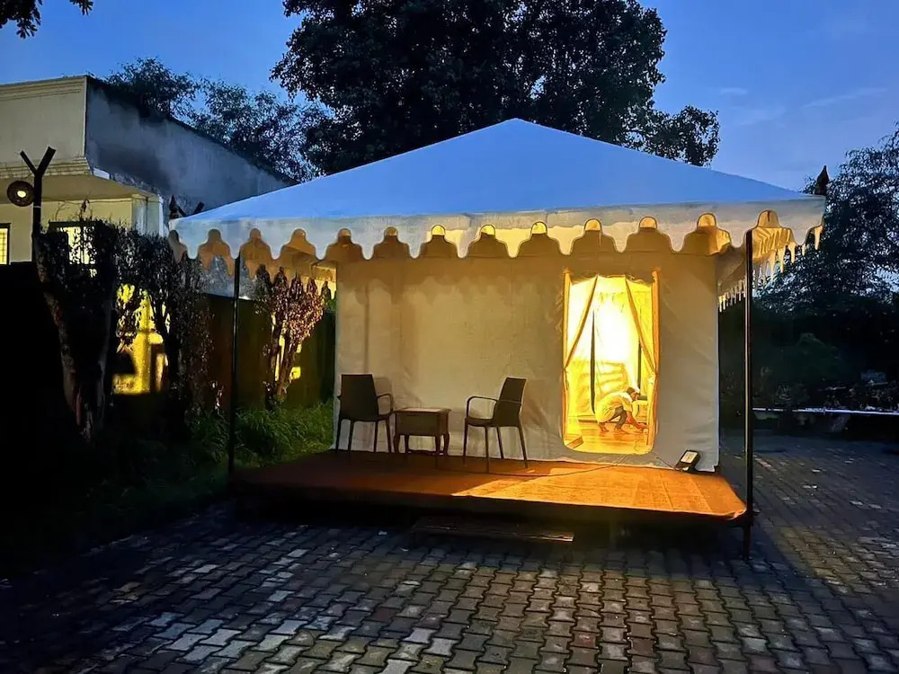 Джуси: Royal Kumbh Tents Prayagraj
