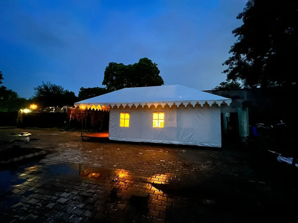 Джуси: Royal Kumbh Tents Prayagraj