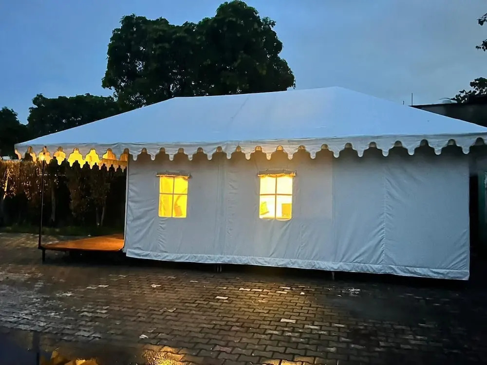 Джуси: Royal Kumbh Tents Prayagraj