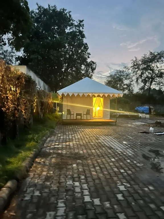 Джуси: Royal Kumbh Tents Prayagraj