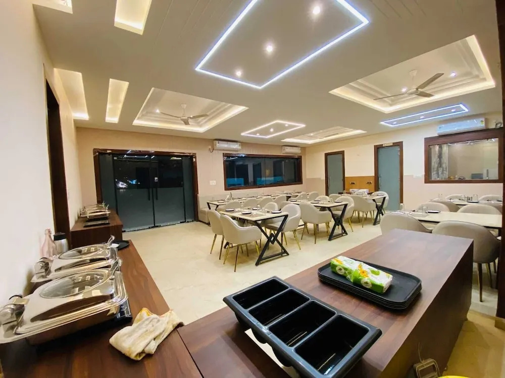 Вриндаван: Hotel Mango Tree & Suites