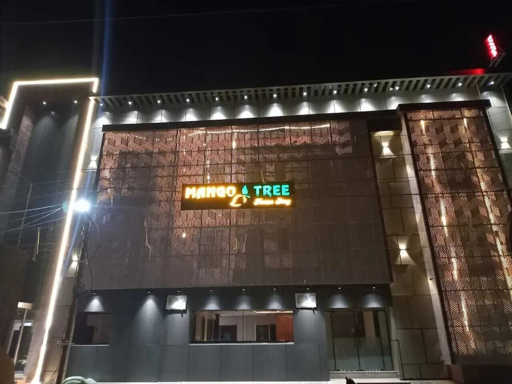Вриндаван: Hotel Mango Tree & Suites