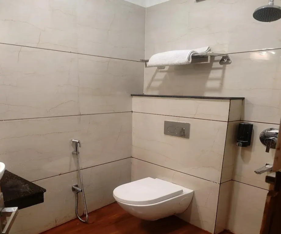 Чхатарпур: Hotel 7b